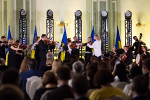 «Київська камерата» зіграла у МЗС «Концерт надії» під диригуванням Кері-Лінн Вілсон