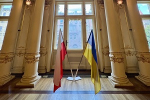 Театр у Кракові через погрози переніс український прапор з фасаду будівлі всередину приміщення