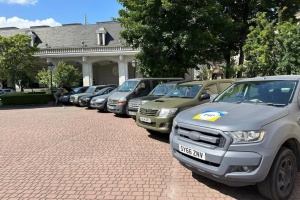 Волонтери з Британії привезли нову партію позашляховиків для українських військових