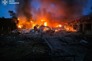 Рятувальники загасили пожежі після нічної атаки РФ по Одещині