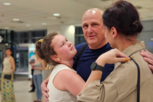 Звільнений із в’язниці у Криму журналіст Єсипенко прилетів у Прагу і зустрівся з сім’єю