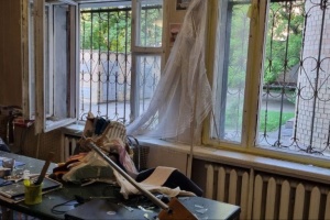 У Києві через обстріли пошкоджений хаб для переселенців, він тимчасово призупиняє роботу