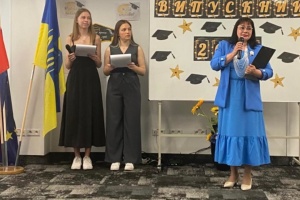 W Katowicach konsul odwiedziła uroczystość wręczenia dyplomów ukończenia szkoły w Centrum Edukacyjnym „Materynka” Szkoły im. Dmytro Pawłyczki

