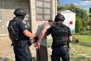 На Вінниччині затримали чоловіка, який обгорнувся російським триколором