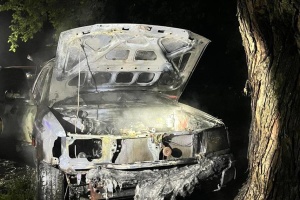 На Сумщині поліція затримала підозрюваного у підпалі двох автівок військових