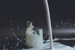 В Україні знизилися закупівельні ціни на молоко