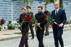 Małżonkowie Zełenskich i Duda uczcili pamięć ukraińskich obrońców