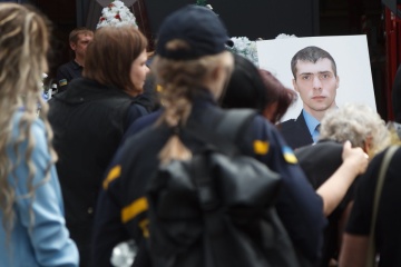 À Kyiv, cérémonie d’adieu à trois secouristes tués lors de l’attaque russe du 6 juin