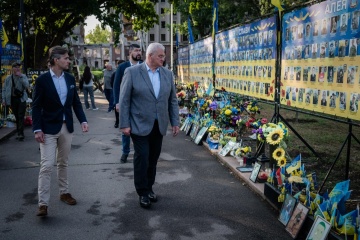 Ukrainian, Lithuanian foreign ministers honor fallen soldiers in Mykolaiv