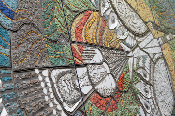 マリウポリでロシア軍に破壊されたウクライナ美術家アラ・ホルシカのモザイク壁画作品が再現される