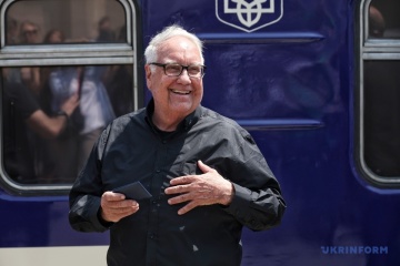 Photos of war: world’s first gallery train debuts in Odesa