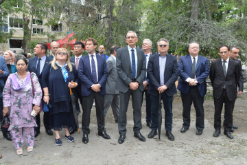 Foreign diplomats visit site of Russian strike in Kyiv