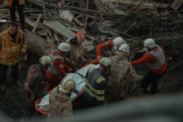 Zelensky: 15 personas han muerto y otras 131 han resultado heridas tras el ataque ruso