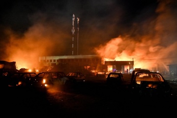 Guerre en Ukraine : Des voitures et des entrepôts incendiés à Zaporijjia