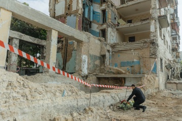 Зеленський вшанував пам'ять загиблих на місці російського удару по будинку в Києві