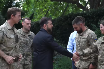 ゼレンシキー宇大統領、スターマー英首相と英国で訓練受ける宇軍人と面会