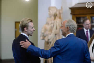 Dutch sculptor presents unique piece to Taras Shevchenko University in Kyiv