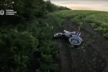 Des forces spéciales ukrainiennes tendent une embuscade à un assaut russe à moto