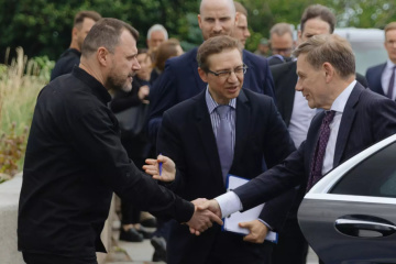 German foreign minister hands over aid to Ukrainian Interior Ministry units