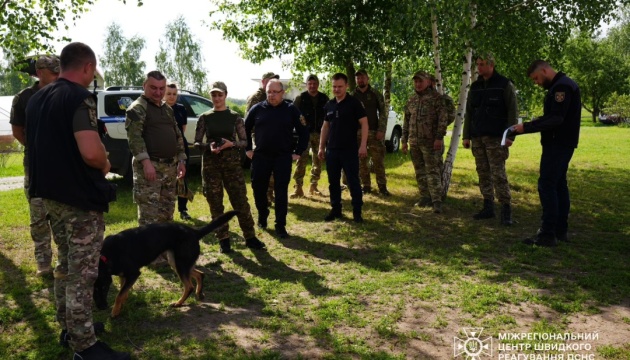 У ДСНС відбувся перший випуск фахівців мінно-пошукового напряму із використанням собак