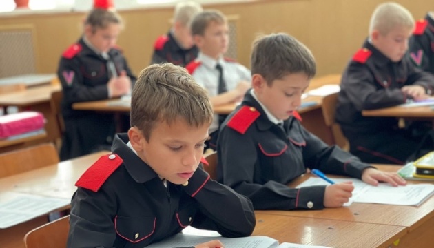 На ТОТ Луганщини у «козачих класах» привчають до війни понад 1300 дітей