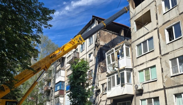 У Білозерському на Донеччині під завалами п'ятиповерхівки тривають пошуки людей