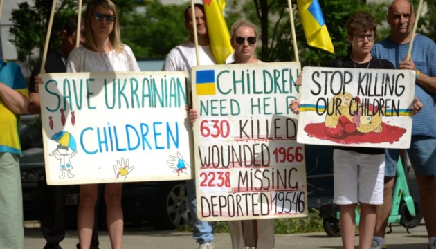 Українці відзначили День захисту дітей акцією протесту перед посольством Росії в Лісабоні