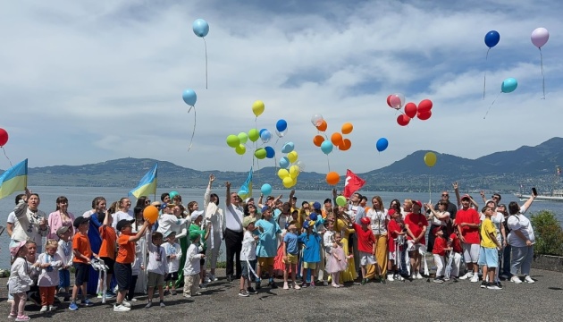 Українські дипломати відвідали дітей маріупольського дитячого будинку у Швейцарії