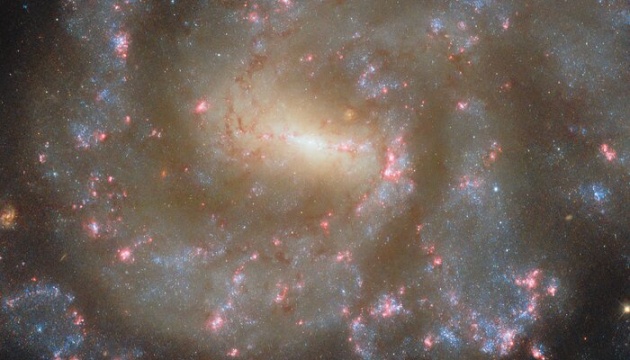 Hubble показав галактику з молодими зірками у сузір'ї Ерідана
