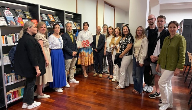 У Португалії відкрили нову «Українську книжкову поличку»