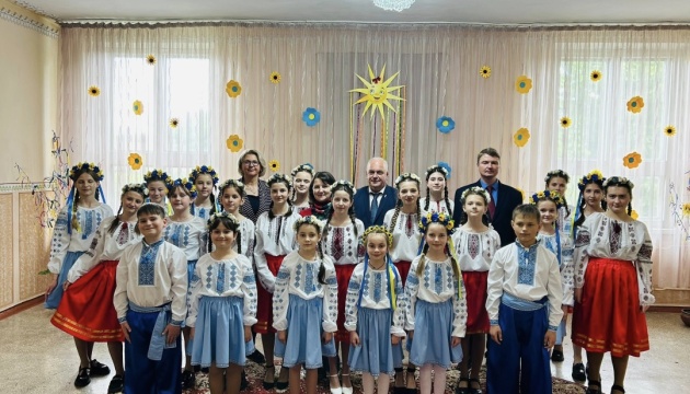 Посол у Молдові відвідав в Бєльцях гімназію, де з першого класу викладають українську мову