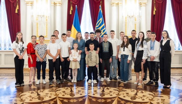 Зеленський уперше вручив дітям нагороду «Майбутнє України» Зеленський уперше вручив дітям нагороду «Майбутнє України»