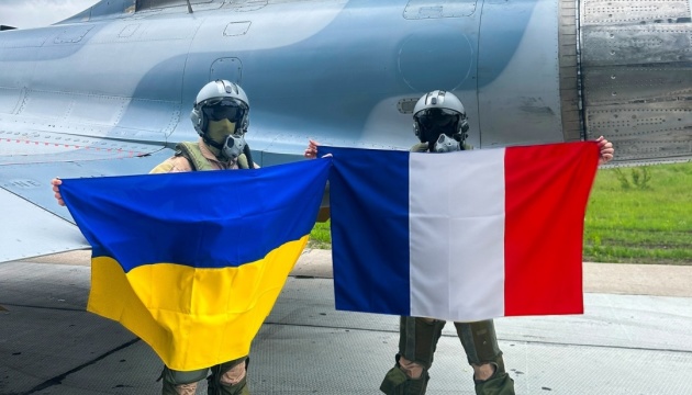 Французькі Mirage 2000 «намалювали» тризуб над Чорним морем Французькі Mirage 2000 «намалювали» тризуб над Чорним морем