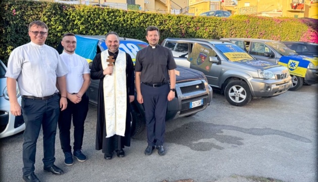 Українські громади в Італії передали військовим три позашляховики