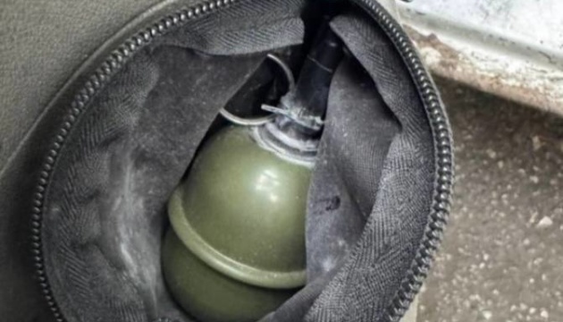 У Києві двоє іноземців змусили чоловіка перерахувати їм гроші на картку, погрожуючи гранатою