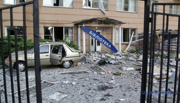 У Солом'янському районі Києва через російську атаку пошкоджена бібліотека У Солом'янському районі Києва через російську атаку пошкоджена бібліотека