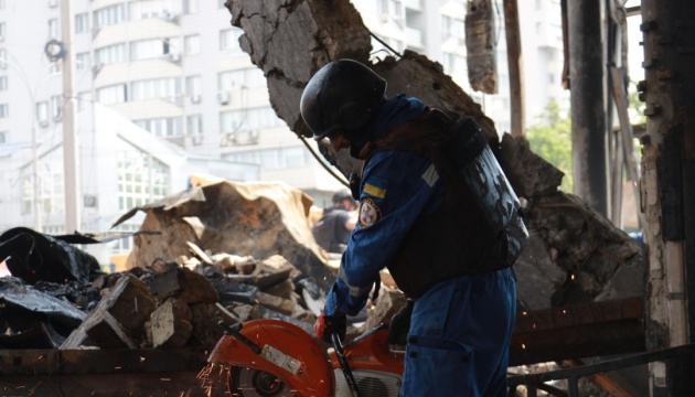 Кількість постраждалих у Києві через атаку РФ зросла до 23, із них 14 - рятувальники
