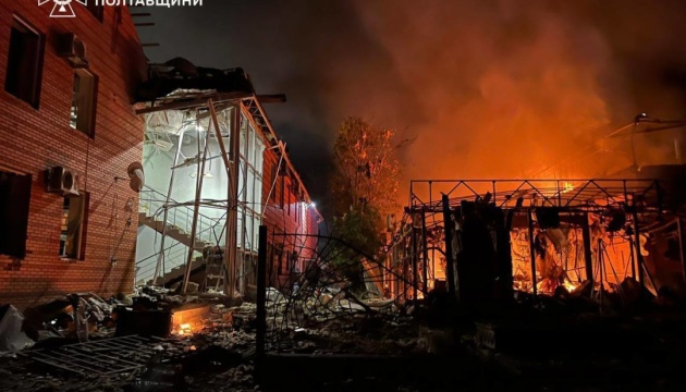 Guerre en Ukraine : Dans la région de Poltava des bâtiments administratifs, des depôts et une maison ont été endommagés suite à l'attaque russe. Trois personnes ont été blessées.