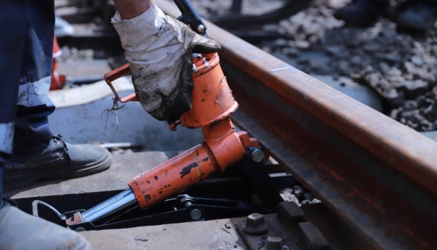 У Києві показали, як ремонтують пошкоджені через нічний обстріл колії та мережі метро