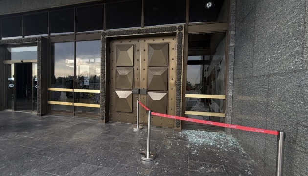 У Києві через атаку РФ пошкоджена будівля музею війни