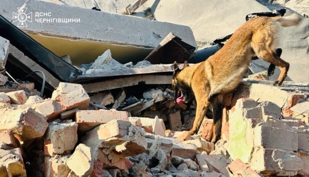 У Чернігові розбирають зруйновану обстрілом РФ будівлю - під завалами можуть бути люди