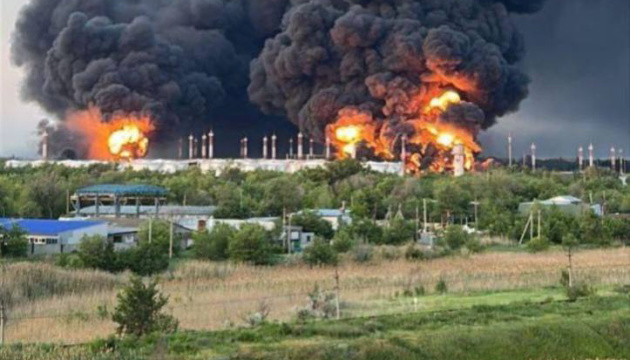 Forces de systèmes sans pilote ukrainiennes : Dépôt pétrolier stratégique russe touché à Engels