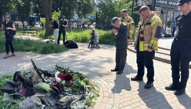 中込駐ウクライナ日本大使、ロシア軍のキーウ攻撃で死亡した救助隊員3名に献花 中込駐ウクライナ日本大使、ロシア軍のキーウ攻撃で死亡した救助隊員3名に献花