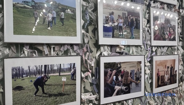 У Кропивницькому представили фотовиставку про журналістів, у тому числі військових