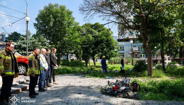 Foreign diplomats visit site in Kyiv where three rescuers were killed Foreign diplomats visit site in Kyiv where three rescuers were killed