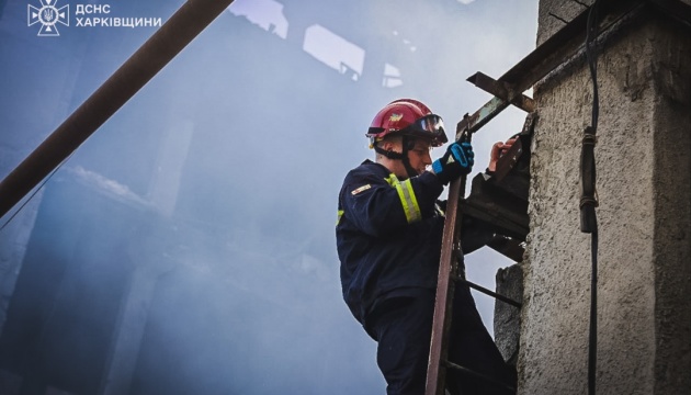 У Харкові після обстрілу другий день гасять пожежу на підприємстві - у підвалі під завалами можуть бути люди