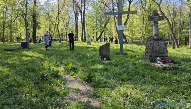 Україна не призупиняла ексгумації польських поховань - уряд Польщі Україна не призупиняла ексгумації польських поховань - уряд Польщі