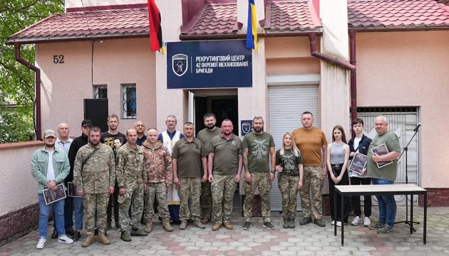 На Тернопільщині запрацював рекрутинговий центр 42 окремої механізованої бригади На Тернопільщині запрацював рекрутинговий центр 42 окремої механізованої бригади