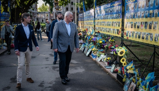 Ukrainian, Lithuanian foreign ministers honor fallen soldiers in Mykolaiv Ukrainian, Lithuanian foreign ministers honor fallen soldiers in Mykolaiv