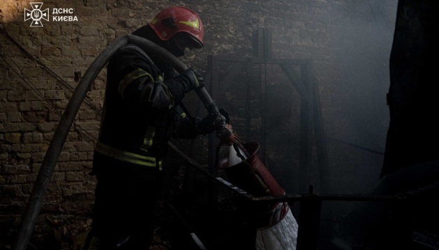 У Києві після масованого обстрілу ще гасять пожежу на Оболоні У Києві після масованого обстрілу ще гасять пожежу на Оболоні